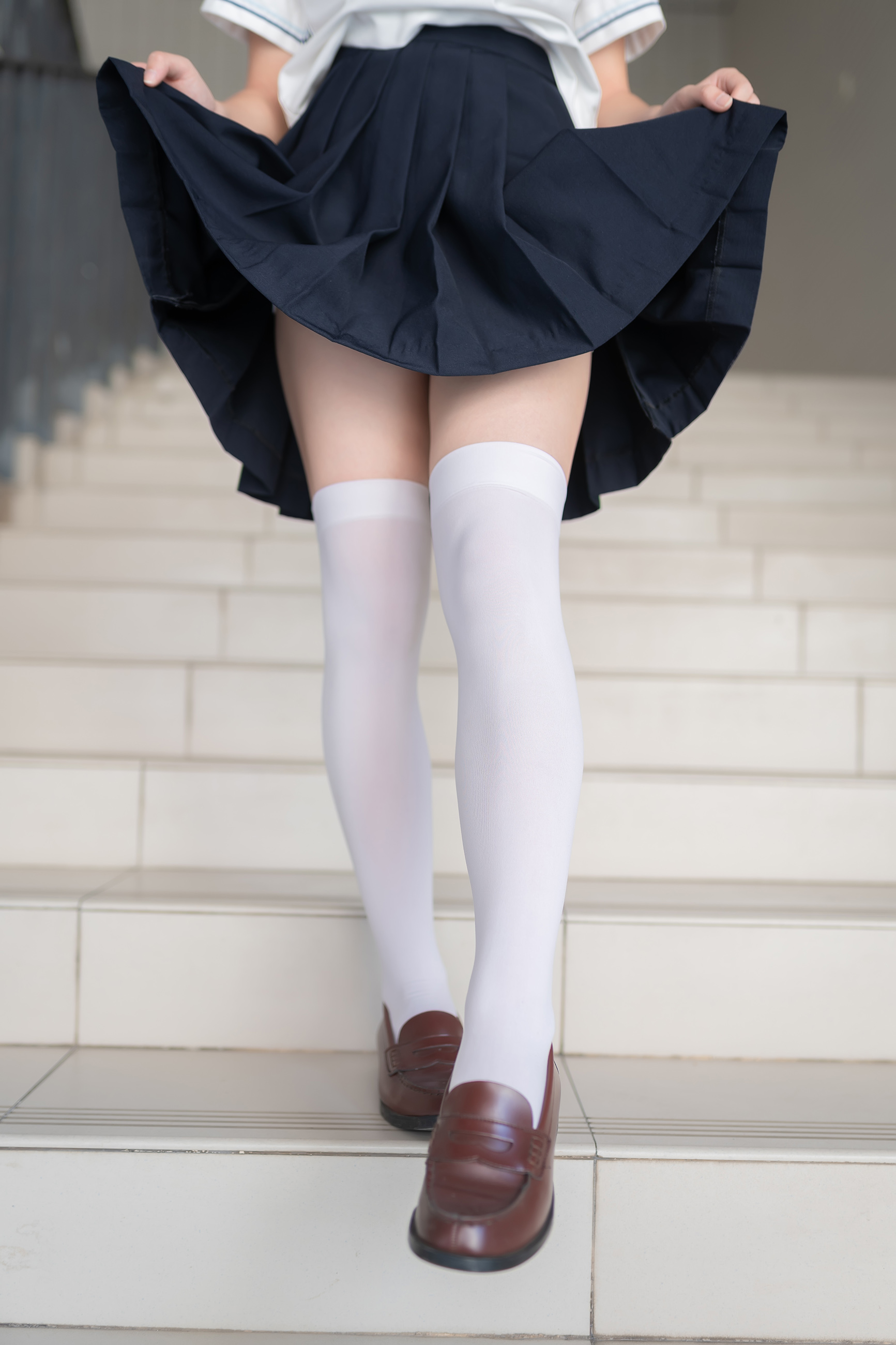 楼梯上的白色丝袜少女[33P]